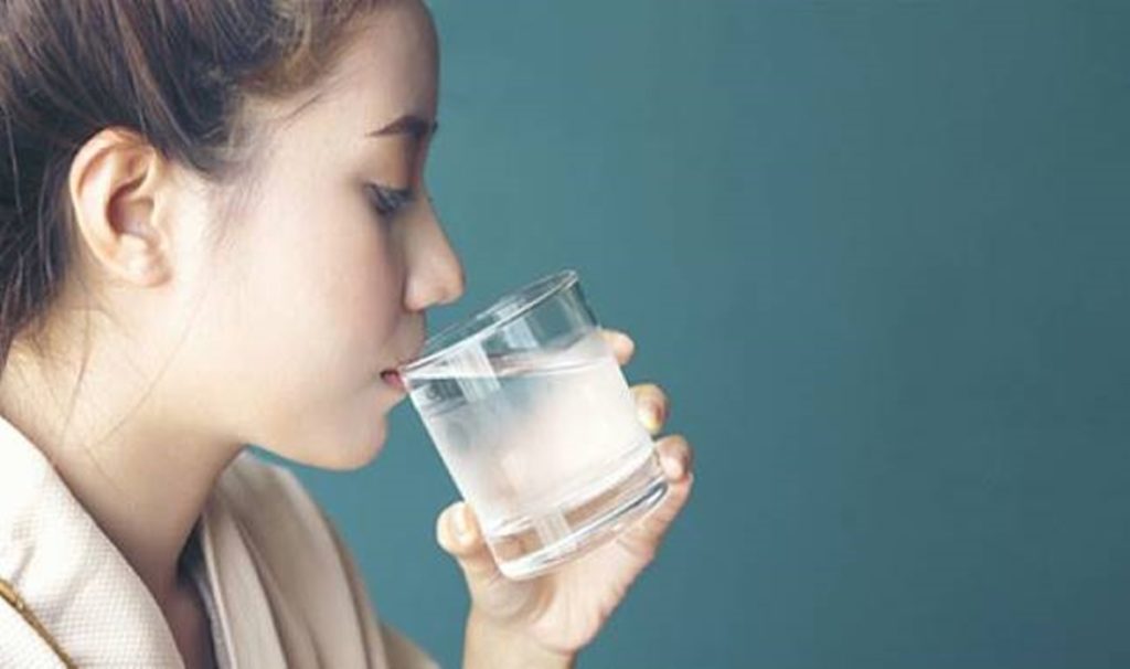 Minum Air Putih Saat Perut Kosong di Pagi Hari, Ini yang Terjadi Pada Tubuh 