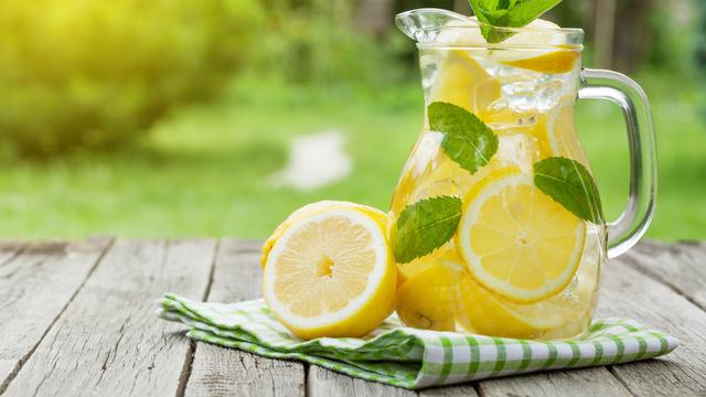 Manfaat Minum Air Hangat dengan Perasan Lemon