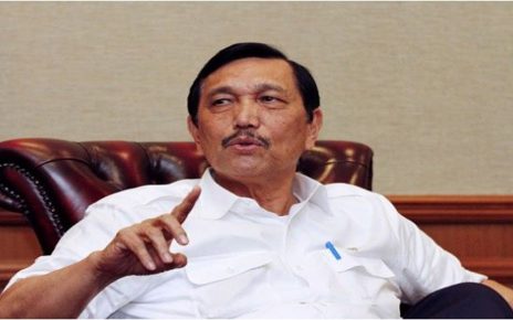 Luhut Sebut Grab dan Go-Jek Mau Bikin Paket Tur ke Danau Toba