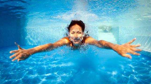 Wanita Ini Kaget Ternyata Bikini yang Dipakainya Saat Renang Tembus Pandang 