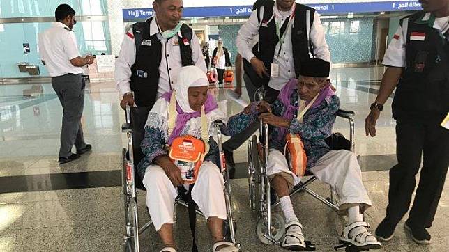 Viral Video Kakek Nenek Tak Mau Pisah saat Berangkat Haji, Bergandengan hingga Cemburu pada Petugas 