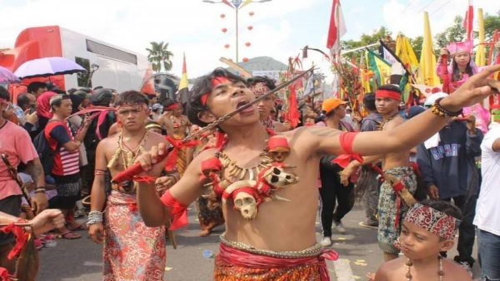 Tradisi Unik Masyarakat Adat Khas Indonesia 