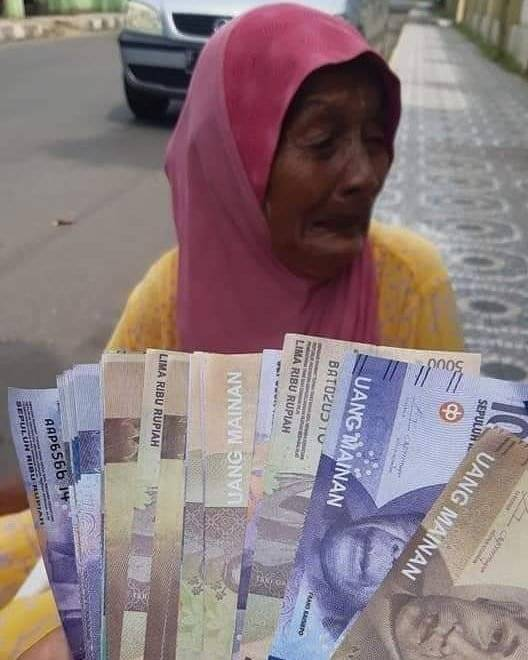Viral Nenek Nangis di Jalanan Usai Kena Tipu