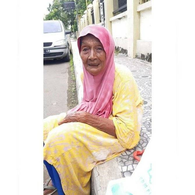 Viral Nenek Nangis di Jalanan Usai Kena Tipu