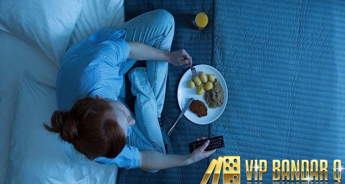 Harus Makan Malam Lagi Biar Bisa Tidur? 5 Fakta Night Eating Syndrome