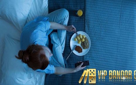 Harus Makan Malam Lagi Biar Bisa Tidur? 5 Fakta Night Eating Syndrome