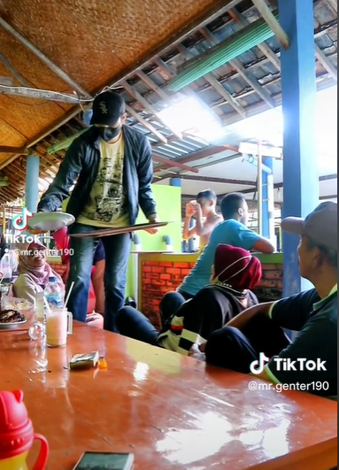 Curiga Lihat Wajah Pelayan Restoran Bermasker