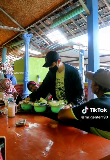 Curiga Lihat Wajah Pelayan Restoran Bermasker