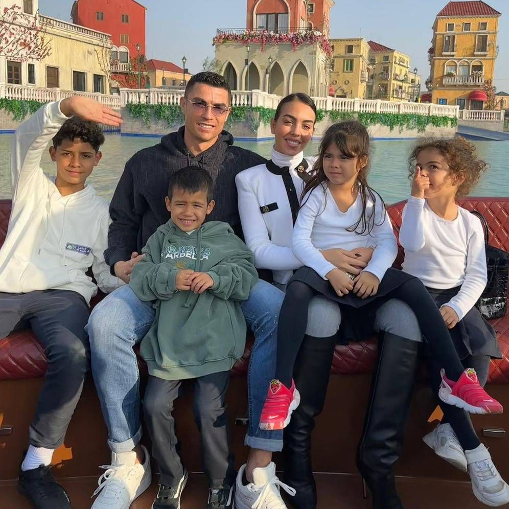 Keseruan Piknik Keluarga Cristiano Ronaldo di Arab