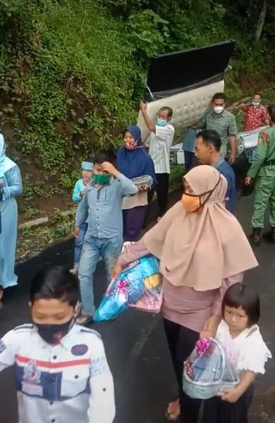 Heboh Aksi Warga Antar Seserahan Nikah