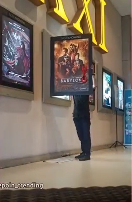 Ternyata Begini Cara Ganti Poster Film di Bioskop