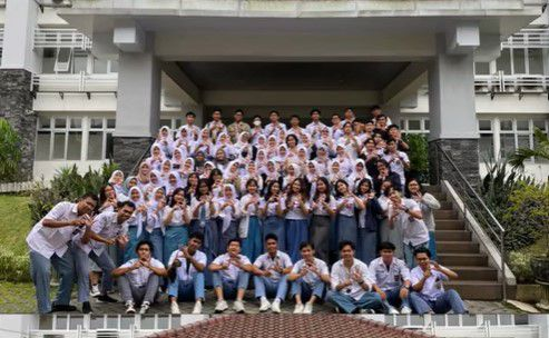 Mahasiwa Geografi UGM Kompak Pakai Baju SMA