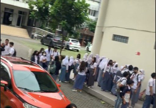 Mahasiwa Geografi UGM Kompak Pakai Baju SMA