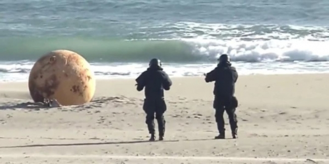 Bola Besar Misterius Terdampar di Pantai Jepang