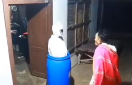 Tengah Malam Kakek Diganggu Pocong Seram