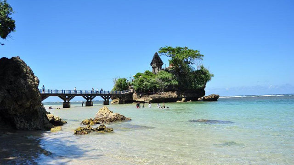 Keindahan Pantai Balekambang di Malang